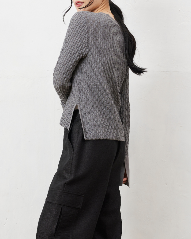 透かし編み袖スリットプルオーバー