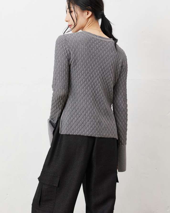 透かし編み袖スリットプルオーバー