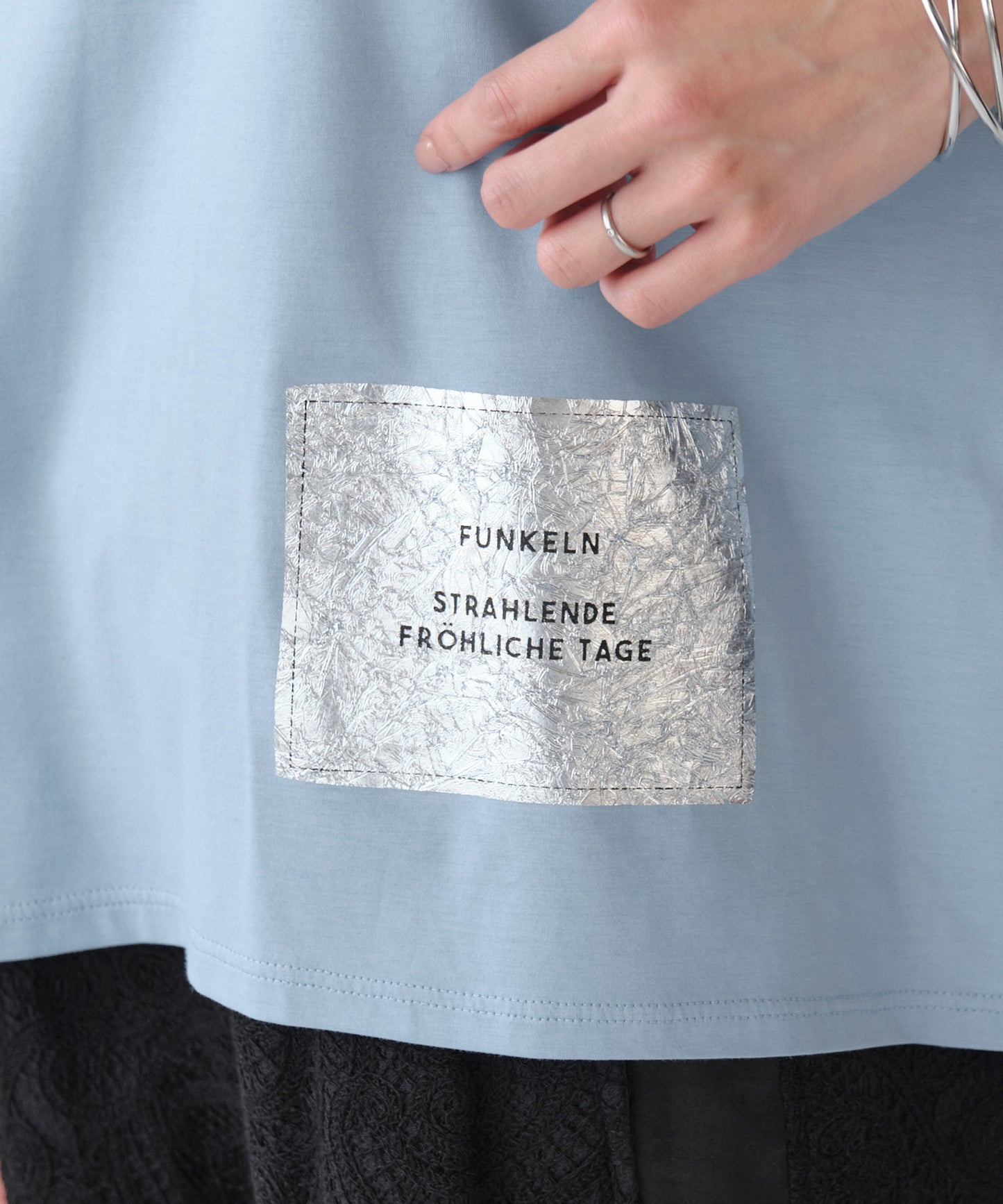 しわ箔プリントTシャツ