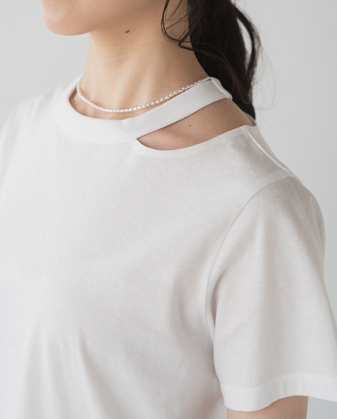 スリットネックTシャツ