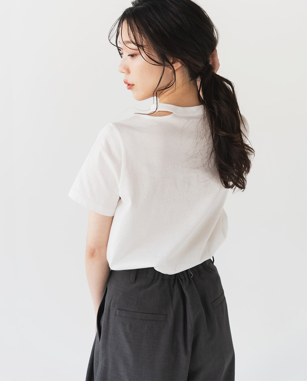 スリットネックTシャツ
